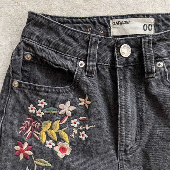 Embroidered garage mom jeans - Picture 2 of 3
